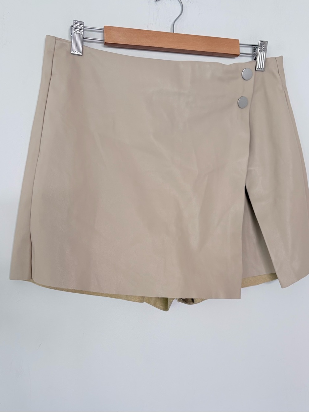 STRADIVARIUS Sz 10 Tan Cement Faux Leather Wrap Skort Mini Skirt 15” Length EUC